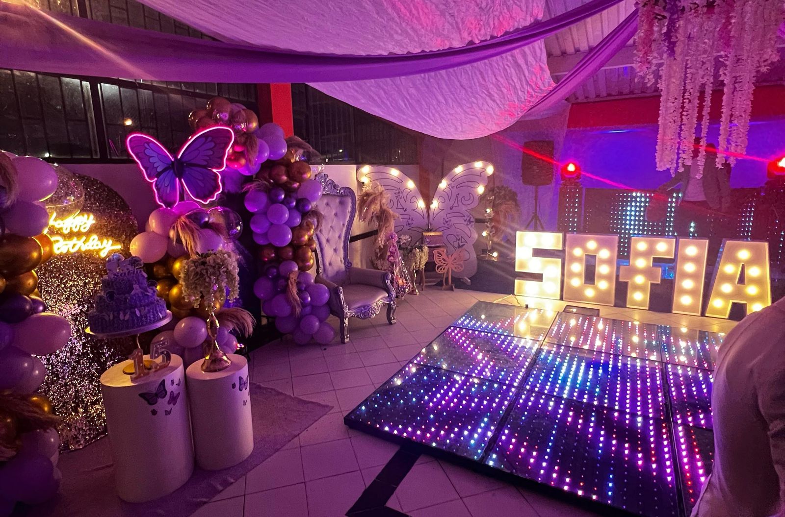 Decoración de quince años con pista iluminada en Bogotá